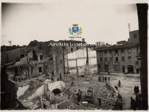 Demolizione delle Conce per la costruzione della Casa del Popolo e formazione della Piazza.
